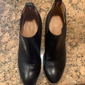 Cute Tommy Hilfiger black booties!